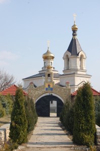 Das orthodoxe Kloster und die nahegelegen in Stein geschlagenen Höhlen sollen in das 14. Jahrhundert zurückreichen.
