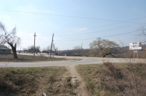 Wir stehen mitten auf der staubigen Straße eines moldawischen Dorfes.