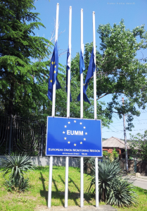 Die EUMM hat ihren Sitz in einer in einem Park gelegenen Stadtvilla.