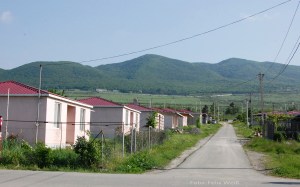 Von den 30.000 georgischen Binnenflüchtlingen leben ca. 8000 in Tserovani. Damit ist es das größte Flüchtlingslager des Landes.